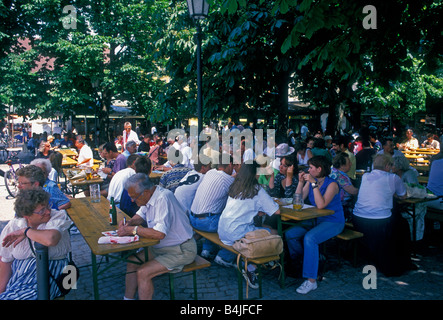 Deutsche Volk beim Mittagessen im Restaurant Biergarten in Victuals Markt Viktualienmarkt in München Bayern Deutschland Stockfoto