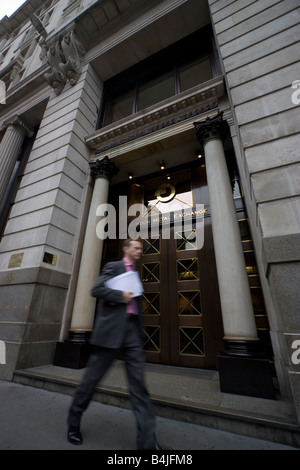 Fußgänger, vorbei an der LME London Metal Exchange City of London UK Stockfoto