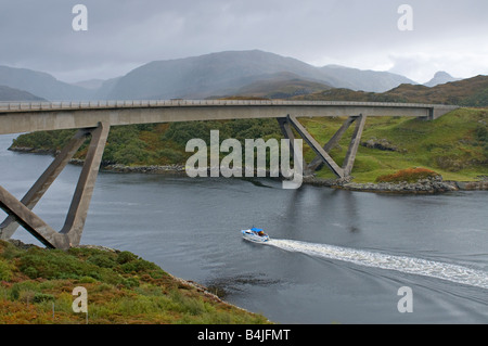 Ein kleines Boot segelt unter die schöne Kylesku Portal Brücke Unapool Sutherland North West Highlands Stockfoto