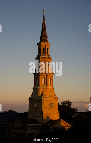 Der Kirchturm der St. Philip Episcopal Church in Charleston SC der Kirche ein National Historic Landmark wurde 1836 erbaut. Stockfoto