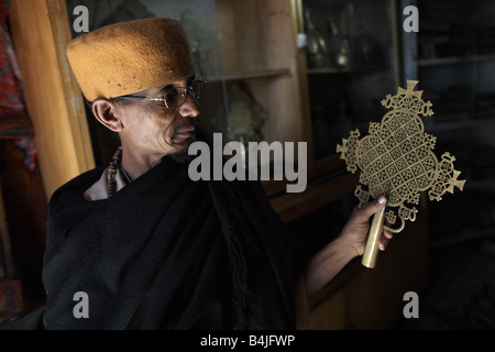 Ein Priester hält ein Kreuz im Kebran Gabriel Kloster, See Tana, Äthiopien Stockfoto