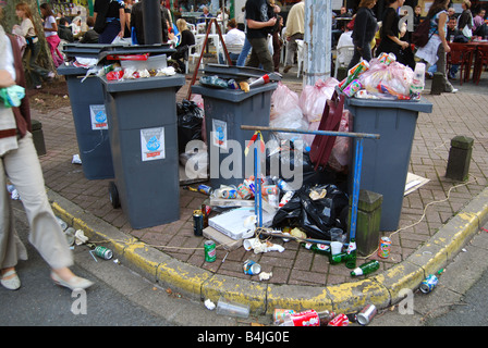 Müll links von Menge an Braderie von Lille Frankreich Stockfoto