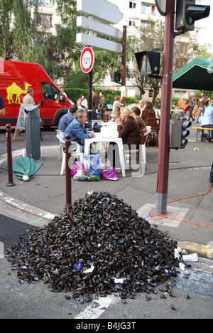 Stapel von Muscheln Muscheln Outside Restaurant Lille Braderie Frankreich Stockfoto