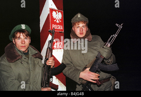 Polnischen Grenze Wache Offiziere mit Gewehren in einer Nacht patrouillieren an der deutsch-polnischen Grenze, Polen Stockfoto