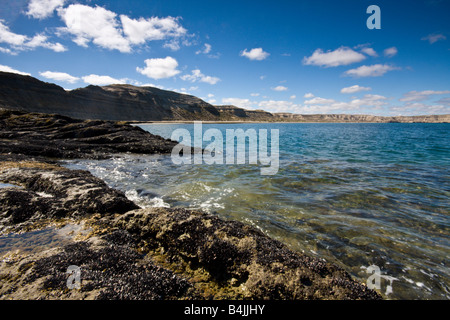 Ein felsiger Strand in Puerto Piramides, Halbinsel Valdés, Argentinien. Der beste Ort, um Zeuge die Walsaison Reproduktion. Stockfoto