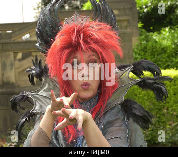 Schauspielerin Amanda Barrie steigt von den Toten in Coronation Street, Stern als die böse Hexe in Panto in Bradford Stockfoto