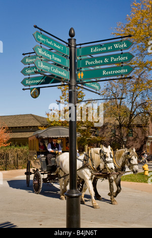 Pferdekutsche Omnibus mit einem Kutscher im Zeitraum gelangt Kostüm Zeichen auf Greenfiel Greenfield Village in Dorf in MI Stockfoto