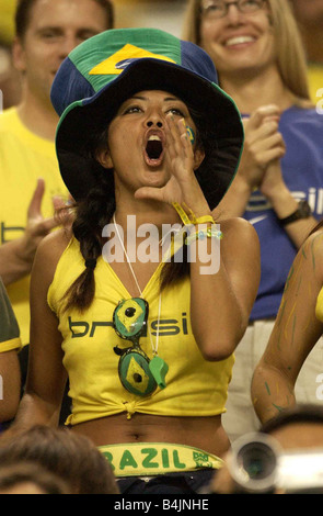 Weiblichen brasilianischen fans Weltmeisterschaft Japan/Korea Juni 2002 Samba Mädchen-Brasilien-Fans beim Spiel Brasilien gegen Belgien in Kobe. Brasilianischen Fußball Fans Anhänger © Mirrorpix Stockfoto