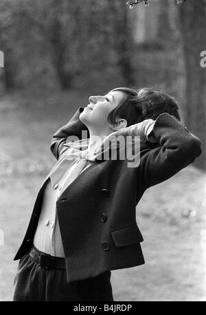 Barbra Streisand, US-amerikanische Schauspielerin und Sängerin Mar 1966 fotografierte im Savoy Hotel in London am Nachmittag wenn sie eine Pressekonferenz gab und draußen in der Embankement Dardens in der Frühlingssonne Stockfoto