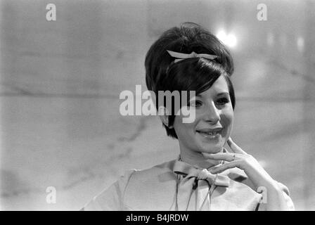 Barbra Streisand, US-amerikanische Schauspielerin und Sängerin Mar 1966 fotografierte im Savoy Hotel in London am Nachmittag wenn sie gab eine Pressekonferenz und außerhalb in die Böschung Gärten in der Frühlingssonne Stockfoto