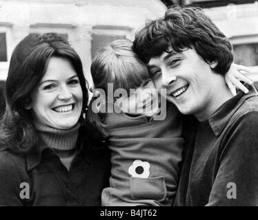 Richard Beckinsale TV-Schauspieler mit seiner Freundin Judy Loe und junge Tochter Katie 3 1 2 in seinem Haus in Twickenham Stockfoto