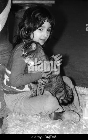Die National Cat Club Championship Show 1978 fünf Jahre alten Katherine Geary mit ihr Tabby Haustier Stockfoto