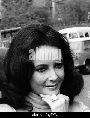 Elizabeth Taylor Schauspielerin Mai 1968 tragen Diamant-Ring FEY003 LFEY003 Dame Elizabeth Taylor Collection Stockfoto