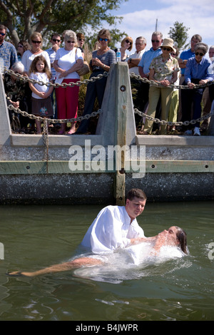 Pastor Eric Spivey L Baptist Kirche von Beaufort führt eine "full Immersion" Fluss-Taufe in der Beaufort Fluss Beaufort, SC Stockfoto