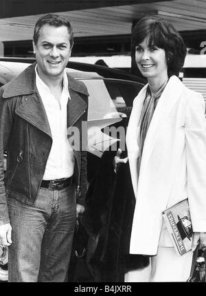 Schauspieler Tony Curtis und seine Frau Lesley am Flughafen Heathrow vor ihrer Abreise nach Amerika, wo er einen neuen Film macht Stockfoto