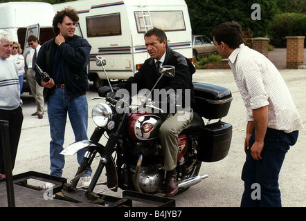 Michael Elphick Actor sitzt auf einem BSA Motorrad während der Dreharbeiten zu einer Episode der TV-Serie Boon September 1989 Dbase Stockfoto