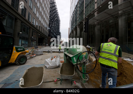 Fußgängerzone der Primrose Street City of London, zwischen Broadgate und 201 Bishopsgate und dem Broadgate Tower, Bauherr mit Zementmischer Stockfoto