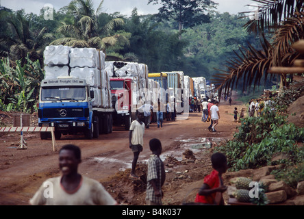 LKW-Konvoi mit Mining Equipment auf dem Weg zur Baustelle an einem Truck-Stop in der Regenwald in Ghana, Westafrika. Stockfoto