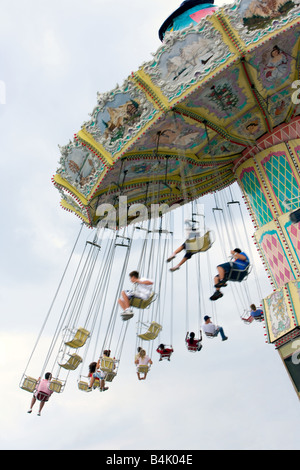 Schwingen Sie Fahrt auf einem Jahrmarkt. Stockfoto