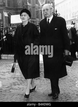 Ehemaliger Premierminister Harold MacMillan kommt mit seiner Frau zu einer Trauerfeier in der Westminster Abbey April 1965 Stockfoto