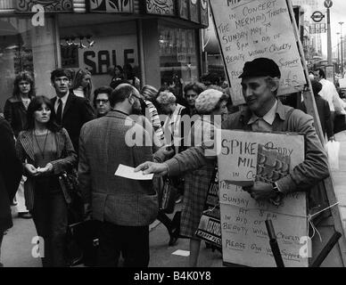 Spike Milligan Schauspieler mit Sandwichplatte austeilen Hinweise für ein Konzert, in dem er und seine Frau Paddy am Mermaid Theatre London Mai 1972 Sterne Stockfoto