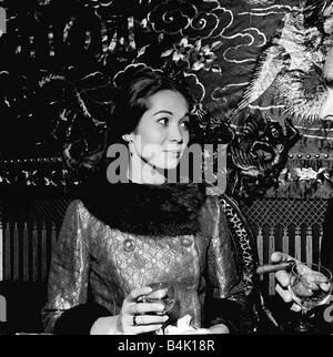 Premiere der Flower Drum Song Schauspielerin Nancy Kwan Ankunft Schauspielerin Nancy Kwan wurde in Hongkong geboren, eines chinesischen Vaters und englischen Mutter erhaben in England sie trat beim Royal Ballet kehrte nach Hong Kong zu pflegen, ihre eigene Tanzschule sie Ruhm erlangt, wenn sie den maroden France Nuyen in der Welt von Susie Wong 1961 sie diesem Kassenschlager mit Flower Drum Song 1961 folgte ersetzt, wo sie durchgeführt, einige sagen, dass Lippe synchronisiert Rogers und Hammerstein standard ich genieße, ein Mädchen, aber die Rollen begonnen, und bis 1967 ihre Karriere trocken war schwinden sie nachhaltig Ihr Stockfoto