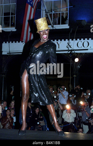 Grace Jones trägt ein Phillip Tracey Hut September 2000 zur London Fashionweek Stockfoto