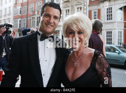 Schauspielerin Barbara Windsor Teilnahme an der Hochzeitszeremonie der Sonne Columnsit Jane Moore im Claridges 4. Mai 2002 Stockfoto