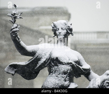 Schnee fällt in London nach entlang Zeit Januar 2003 Schnee bedeckte Statue außerhalb Buckingham Palast Mirrorpix Stockfoto