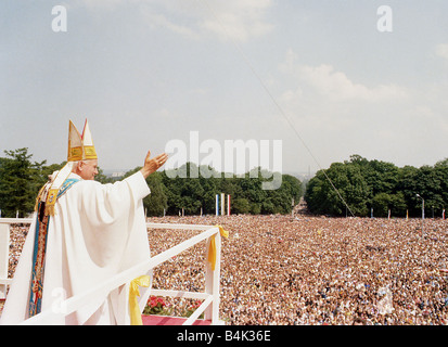 Papst Johannes Paul II in Schottland Juni 1982 Gruß der Masse Stockfoto