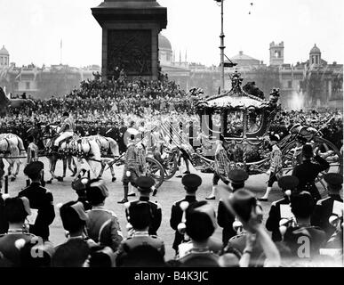 Krönung 1953 von Queen Elizabeth II durchläuft Trafalgar Square Stockfoto