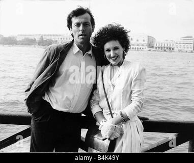 Schauspielerin Anita Dobson und Leslie Grantham Schauspieler, zusammen in Eastenders September 1986 DBase Stockfoto