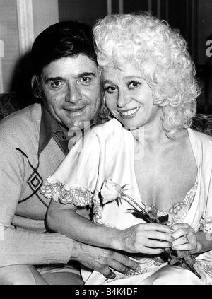 Barbara Windsor Schauspielerin zu Hause mit ihrem Ehemann Ronnie Knight Juli 1980 DBase Stockfoto