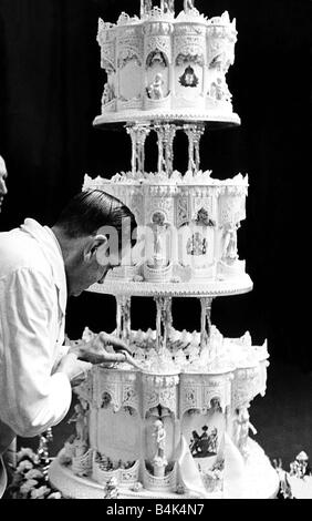 Hochzeitstorte, die von Herrn Schuler für Prinzessin Elizabeth und Prinz Philip 1947 Patisserie Chef der letzte Schliff für das Tüpfelchen auf dem i dreistufige Stockfoto