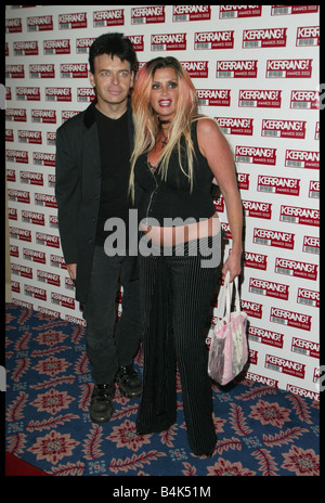 Gary Newman und Frau bei den Kerrang Awards im Royal Lancaster Hotel in London 21. August 2003 Stockfoto