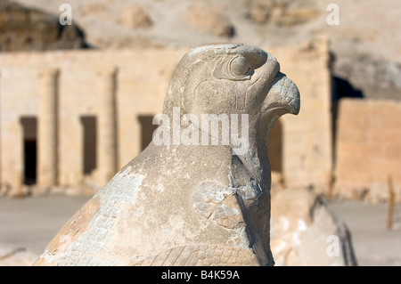 Der Falke Gott Horus bewacht die obere Rampe, Leichenhalle Tempel der Königin Hatshepsut, Deir el-Bahari, Luxor Stockfoto