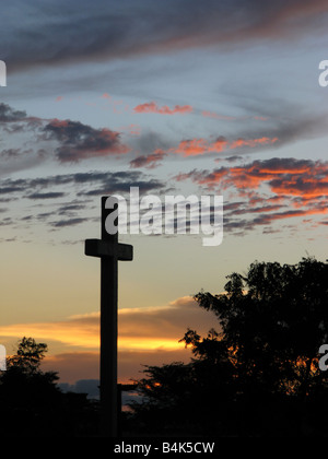 Kreuz im Sonnenuntergang, Religion Christ, in der Nähe von Cristo von Jose Puerto La Cruz, Venezuela Stockfoto