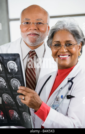 Zwei afrikanische Ärzte untersuchen Röntgenstrahlen Stockfoto