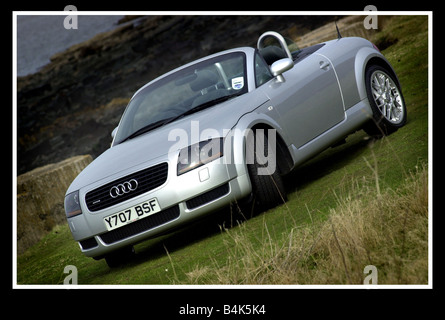 AUDI TT ROADSTER Coupé April 2001 Straße aufnehmen ergänzen open Top Cabrio Sportwagen Y707 BSF Stockfoto