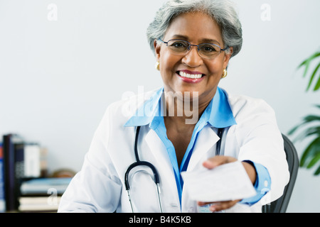 Afrikanische Ärztin hält ein Rezept Stockfoto