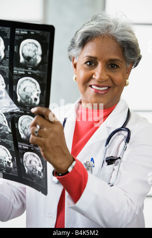 Afrikanische Ärztin Blick auf Röntgenaufnahmen Stockfoto