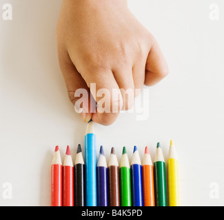 Nahaufnahme von Mischlinge Mädchen wählen Buntstift Stockfoto