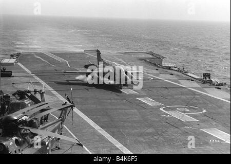 Königliche Marine Schiffe HMS Ark Royal Aircraft Carrier Flight Deck 1970 HMS Ark Royal dämpfen im Ärmelkanal auf ihr Buccaneer Flugzeug LFEY003 Flight100 Stockfoto