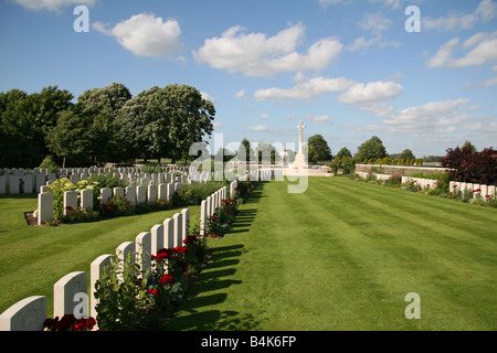 Blick über die Grabsteine des Friedhofes Bedford Haus, in der Nähe von Ieper (Ypern), Belgien.  "Bedford Haus, manchmal bekannt als Wo Stockfoto