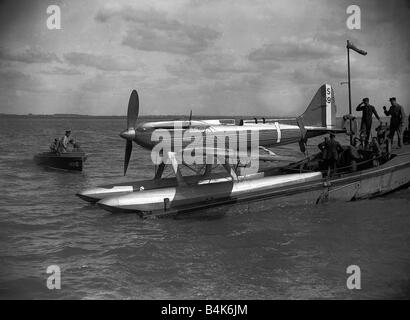 Angetrieben von einem Rolls-Royce Motor gesehen hier vorbereitet für 1931 Schneider Trophy Air Race Transport Aircraft auf Kahn Windsack August 1931 Supermarine S6B Wasserflugzeug Mirrorpix TransportX Stockfoto