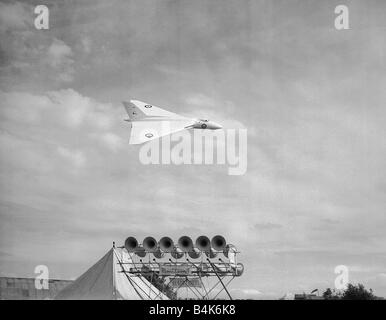 Flugzeug AVRO 698 Delta Vulcan 1952 AVRO 698 Delta Forschungsflugzeug auf eine niedrige Bank Überflug am SBAC Farnborough Air Show 1952 LFEY003 Flight100 Stockfoto