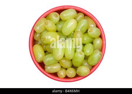 Eine Schale mit frischen grünen Trauben isoliert auf weißem Hintergrund Stockfoto