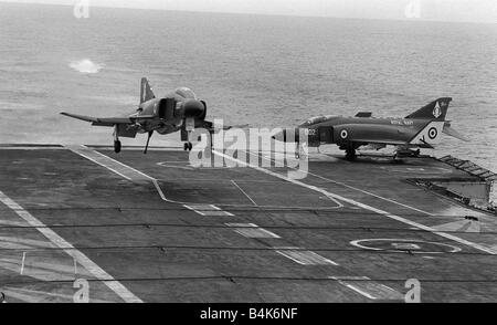 Flugzeug HMS Ark Royal Fleet Air Arm kommt, Aug 1971 McDonnell Douglas Phantom FG1 F 4K der Royal Navy s Fleet Air Arm 892 Sqd in um den Draht an Bord der Aircraft Carrier HMS Ark Royal LFEY003 Flight100 Stockfoto