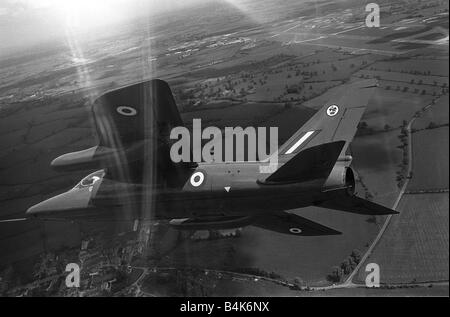 Flugzeuge der roten Pfeile Hawker Siddeley Mücke T1 Mai 1965 rote Pfeile HS Gnat T1 fliegt in Richtung zu ihm nach Hause Flugplatz Luft zu Luft fotografieren LFEY003 Flight100 Stockfoto