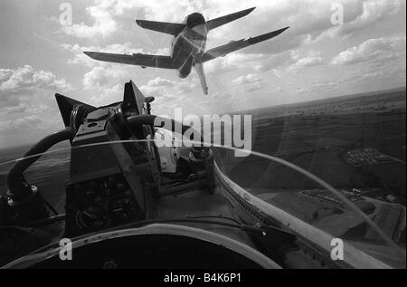 Flugzeuge der roten Pfeile Hawker Siddeley Mücke T1 Mai 1965 rote Pfeile HS Gnat T1 Fliege s direkt vor dem Cockpit des invertiert Stockfoto